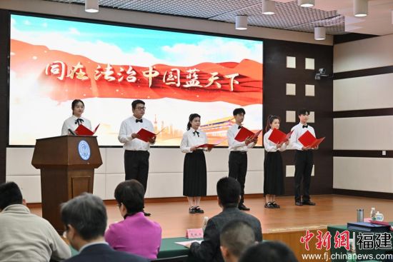 　　活动现场诗朗诵《同在法治中国蓝天下》，韩国成人电影
供图